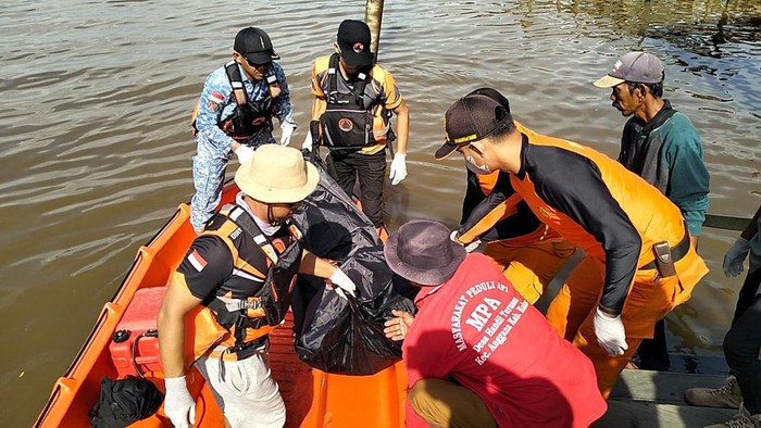 Basarnas menemukan pemuda yang hilang usai mandi di Sungai Mahakam, Kukar.