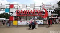 Para penonton mulai berdatangan ke Istora Senayan untuk melihat Indonesia Masters 2022.