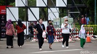 Spanduk-spanduk besar bergambar atlet-atlet bulutangkis Indonesia terpampang di sejumlah titik di kawasan Istora.