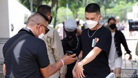 Para penonton harus menjalani rangkaian pemeriksaan sebelum memasuki Istora.