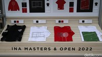 Berbagai macam merchandise seperti kaos, hoodie, topi dan sepatu dijual di sini. 