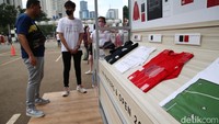 Pramuniaga siap melayani para pengunjung yang datang.