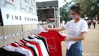 Penonton Indonesia Masters melihat booth penjualan Official Merchandise PBSI di kawasan Istora Senayan, Jakarta, Selasa (7/6/2022).