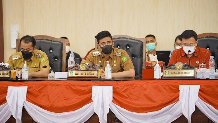 Bobby Nasution dan Aulia Rachman saat menghadiri sidang paripurna di DPRD Medan.