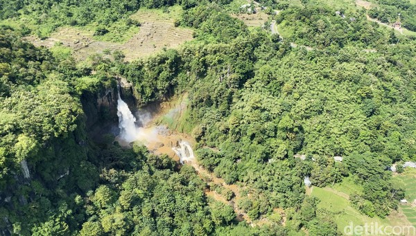 Bukit Paralayang Ciletuh dekat dengan berbagai destinasi wisata lain, salah satunya Curug Larangan. Selain itu ada lima curug serupa tapi kalau hujan datang airnya keruh dan mereka langsung bermuara ke laut. Bukit Paralayang Ciletuh dekat dengan berbagai destinasi wisata lain, salah satunya Curug Larangan. Selain itu ada lima curug serupa tapi kalau hujan datang airnya keruh dan mereka langsung bermuara ke laut.