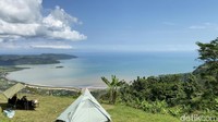 Jika ingin kemping, traveler dirikanlah tenda saat sore hari karena matahari begitu terik dan tiada pohon teduh di sana.