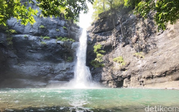 Curug Larangan yang paling jernih. Butuh usaha ekstra ke sini karena jalan rusak dan kecil dengan tiket seikhlasnya. Biaya parkir mobil sebesar Rp 5.000. Curug Larangan yang paling jernih. Butuh usaha ekstra ke sini karena jalan rusak dan kecil dengan tiket seikhlasnya. Biaya parkir mobil sebesar Rp 5.000.