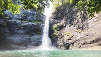 Curug Larangan yang paling jernih. Butuh usaha ekstra ke sini karena jalan rusak dan kecil dengan tiket seikhlasnya. Biaya parkir mobil sebesar Rp 5.000.