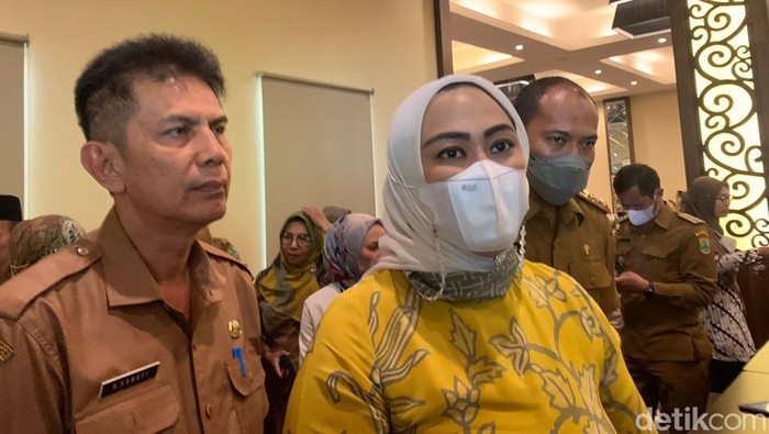 Bupati Karawang Cellica Nurrachadiana