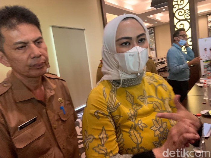 Bupati Karawang Cellica Nurrachadiana