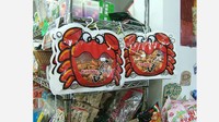 Bukan kepiting goreng, ini kepiting kecil atau baby crab yang dikeringkan. Meskipun terbuat dari kepiting tetapi rasanya asin dan manis. Cocok menjadi pendamping minum soda. Foto: firstwefeast.com