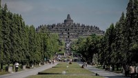 Borobudur merupakan salah satu kabupaten di Magelang, Jawa Tengah yang terkenal dengan candi Buddha. Candi ini memiliki relief yang menggambarkan kehidupan sang Buddha dan reinkarnasinya dalam bentuk cerita Jataka dan Lalitavistara. (Kemenparekraf).