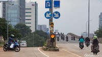 Pemotor melawan arah karena enggan berputar balik di tempat yang tersedia, yaitu di lampu merah Cilandak.   