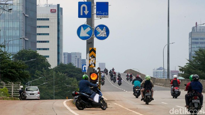 Sejumlah pemotor masih melawan arah di Jl TB Simatupang, Jakarta Selatan. Mereka melawan arah karena enggan berputar balik di tempat yang tersedia.
