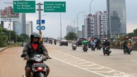 Pemotor melawan arah di Jl TB Simatupang, Jakarta Selatan, Selasa (7/6/2022) pukul 13.50 WIB.
