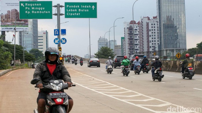 Sejumlah pemotor masih melawan arah di Jl TB Simatupang, Jakarta Selatan. Mereka melawan arah karena enggan berputar balik di tempat yang tersedia.