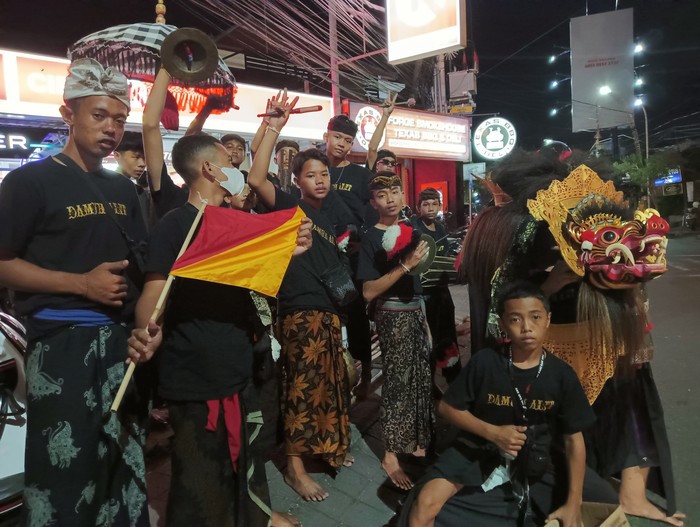 Damuh Alit asal Banjar Kediri, Desa Kediri, Tabanan, ngelawang barong di Jalan Petitenget, Seminyak, Badung, Bali, Selasa (7/6/2022).