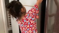 Sarwendah juga pernah menunjukkan kulkas di rumahnya dalam unggahan video di Instagram Story. Saat itu ia megajak putri kecilnya Thalia. Foto: YouTube The Onsu Family, MOP Channel