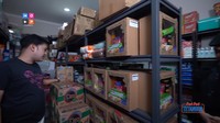 Di rumah Ruben Onsu dan Sarwendah yang luas dan mewah ini juga terdapat ruang kecil yang mirip minimarket. Ruang itu digunakan utnuk menaruh produk makanan hingga kebutuhan toilet. Foto: YouTube The Onsu Family, MOP Channel