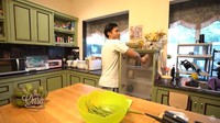 Piring-piring yang ada di dapur Sarwendah ini ditata rapi dalam rak yang warnanya senada dengan kitchen set. Sehingga membuat dapur memiliki tampilan yang rapi. Foto: YouTube The Onsu Family, MOP Channel