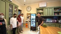 Kitchen set yang ada di dapur Ruben ini dipenuhi aneka peralatan masak kebutuhan Sarwendah. Di antaranya ada oven, microwave, rice cooker, air fryer, hingga kompor. Foto: YouTube The Onsu Family, MOP Channel