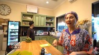 Beginilah kondisi dapur milik Sarwendah di rumah mewahnya. Bergaya vintage minimalis dengan paduan warna hijau dan unsur kayu. Ruang dapurnya tak begitu besar, namun nyaman untuk memasak. Foto: YouTube The Onsu Family, MOP Channel
