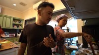 Tak hanya dalam program tersebut, tapi Sarwendah juga pernah menunjukkan poret dapurnya di YouTube The Onsu Family. Keluarga kecil yang harmonis ini sering membagikan momen Sarwendah yang sedang memasak dengan gaya sederhananya. Foto: YouTube The Onsu Family, MOP Channel