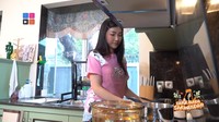 Sarwendah, penyanyi sekaligus istri dari Ruben Onsu ini memiliki program acara di MOP Channel bernama Dapur Bunda Sarwendah. Konten video dalam program tersebut menampilkan kreasi masakan ala Sarwendah yang lezat. Foto: YouTube The Onsu Family, MOP Channel