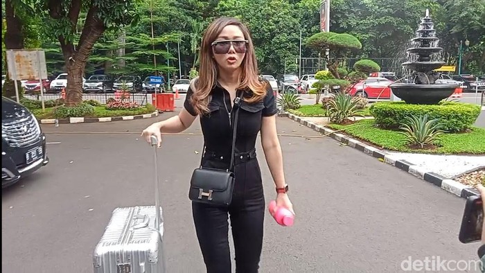 Denise Chariesta saat ditemui di Polda Metro Jaya.