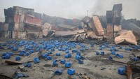 Kontainer bahan kimia berserakan setelah ledakan di gudang kontainer pengiriman di Chittagong, Dhaka, Bangladesh, Senin (6/6/2022) waktu setempat.  