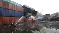 Diberitakan sebelumnya gudang kontainer terbakar pada Sabtu (4/6) malam, yang menyimpan sekitar 4.000 kontainer, banyak berisi pakaian. Fasilitas ini berjarak sekitar 40 kilometer dari pelabuhan utama bagian selatan Chittagong.  