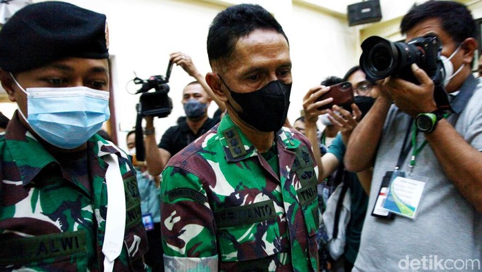 Ekspresi Kolonel Priyanto Saat Hadiri Sidang Vonis Kasus Handi-Salsa Kolonel Inf Priyanto tiba di Pengadilan Militer Tinggi II, Cakung, Jakarta Timur. Ia akan menjalani sidang vonis kasus pembunuhan sejoli Handi-Salsa.