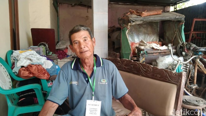 Eme, tukang becak asal Majalengka berangkat haji tahun ini.
