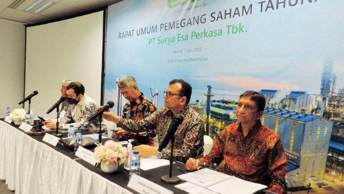 Essa Sebar Dividen sebesar Rp78,3miliar Komisaris PT Surya Esa Perkasa Tbk (ESSA) Rahul Puri (tengah) berbincang dengan jajaran direksi (dari ki-ka); Direktur Isenta Hioe, Wakil Presdir Kanishk Laroya, Direktur Mukesh Agrawal dan Direktur Prakash Bumb, usai Rapat Umum Pemegang Saham Tahunan, di Jakarta, Selasa (7/6/2022). PT Surya Esa Perkasa Tbk (ESSA) akan membagikan dividen sebesar Rp78,3miliar yang diambil dari laba bersih yang diatribusikan kepada Perseroan pada 2021.