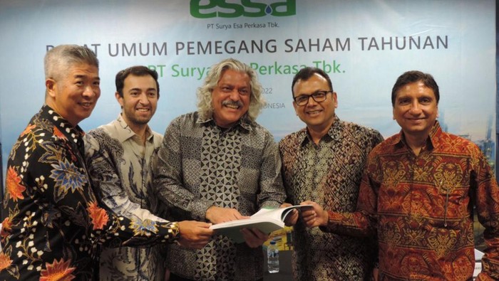 Essa Sebar Dividen sebesar Rp78,3miliar Komisaris PT Surya Esa Perkasa Tbk (ESSA) Rahul Puri (tengah) berbincang dengan jajaran direksi (dari ki-ka); Direktur Isenta Hioe, Wakil Presdir Kanishk Laroya, Direktur Mukesh Agrawal dan Direktur Prakash Bumb, usai Rapat Umum Pemegang Saham Tahunan, di Jakarta, Selasa (7/6/2022). PT Surya Esa Perkasa Tbk (ESSA) akan membagikan dividen sebesar Rp78,3miliar yang diambil dari laba bersih yang diatribusikan kepada Perseroan pada 2021.