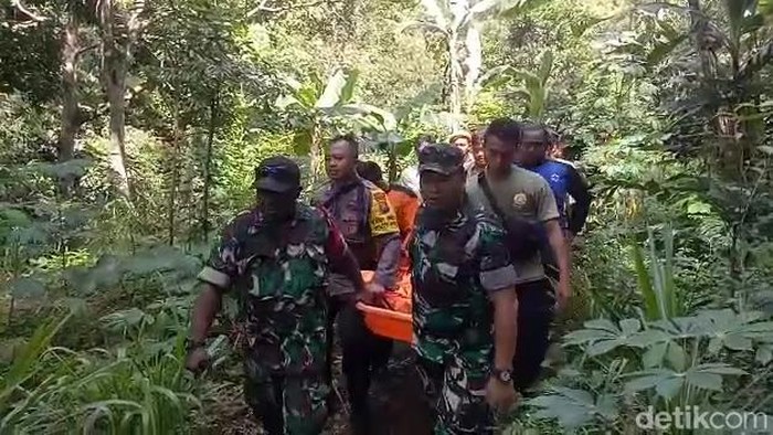 Evakuasi pemuda yang tewas jatuh dari tebing