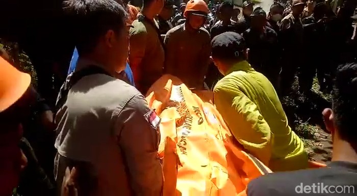 Evakuasi pria tewas terjatuh dari tebing Pasuruan
