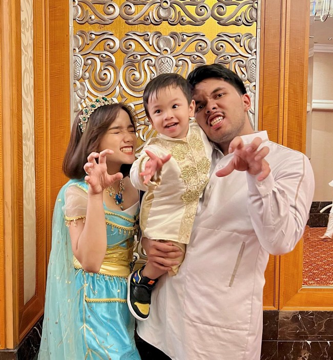 Dengan baju ala putri Jasmine berwarna tosca yang dipadukan dengan warna keemasan dan mahkota di kepalanya, Fuji terlihat cantik memukau. Ketiganya pun tampak kompak berfoto dengan gaya yang sama. Foto: Instagram/@fuji_an