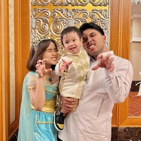 Dengan baju ala putri Jasmine berwarna tosca yang dipadukan dengan warna keemasan dan mahkota di kepalanya, Fuji terlihat cantik memukau. Ketiganya pun tampak kompak berfoto dengan gaya yang sama. Foto: Instagram/@fuji_an