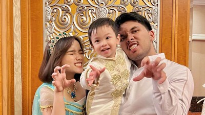 8 Pesona Fuji Tampil Bak Putri Jasmine, Bikin Teringat Mendiang Vanessa Angel