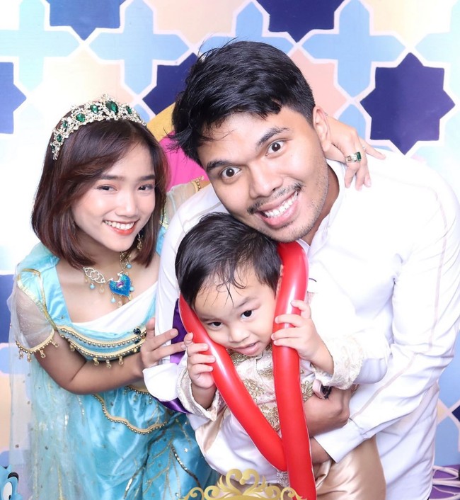 Melihat penampilan Fuji bersama Gala dan Thariq rupanya membuat netizen teringat dengan mendiang Vanessa Angel yang juga merupakan kakak ipar Fuji. Sebelum meninggal dunia, Vanessa Angel sempat terlihat mengenakan pakaian ala putri Jasmine, mirip seperti yang dikenakan oleh Fuji. Foto: Instagram/@fuji_an