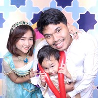 Melihat penampilan Fuji bersama Gala dan Thariq rupanya membuat netizen teringat dengan mendiang Vanessa Angel yang juga merupakan kakak ipar Fuji. Sebelum meninggal dunia, Vanessa Angel sempat terlihat mengenakan pakaian ala putri Jasmine, mirip seperti yang dikenakan oleh Fuji. Foto: Instagram/@fuji_an