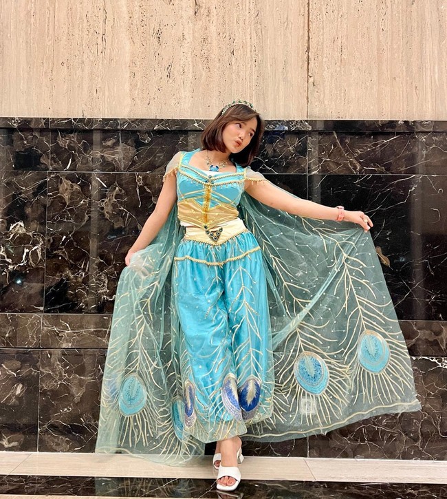 Semenjak kepergian sang kakak, Bibi Ardiansyah dan Vanessa Angel, Fuji lah yang membantu mengurus Gala Sky. Fuji sendiri kerap jadi sorotan karena kebaikannya yang mau mengurus keponakannya tersebut dan juga gayanya yang stylish. Foto: Instagram/@fuji_an