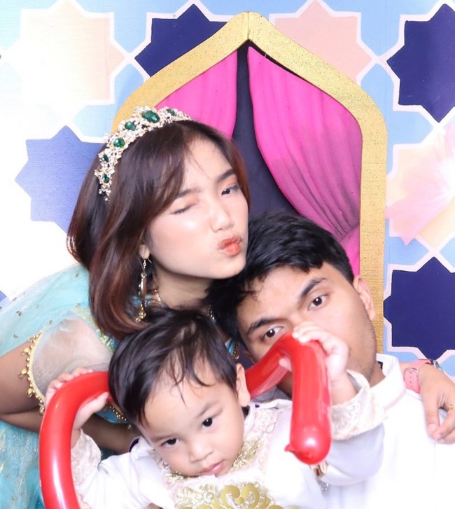 Tak sedikit netizen yang memberikan pujian melihat penampilan Fuji tersebut. Beberapa mengaku jadi teringat dengan mendiang Vanessa Angel. “Jdi inget postingan kavanes,” komentar salah seorang netizen. “Jadi inget alm kak vanesa baju nya,” komentar lainnya. Foto: Instagram/@fuji_an