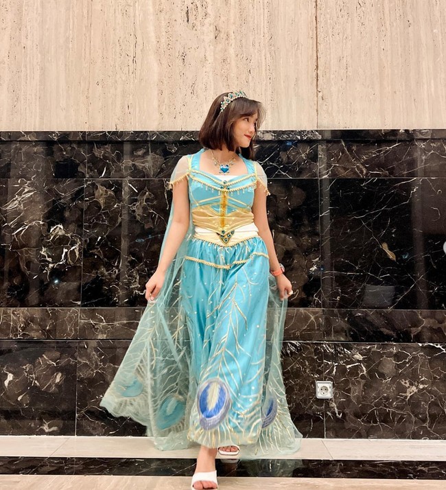 Penampilan Fuji bergaya ala putri Jasmine itu terlihat simpel dengan rambut pendeknya yang dibiarkan terurai dan pulasan makeup natural. Untuk melengkapi penampilannya, Fuji menambahkan aksesori berupa hiasan kepala dan kalung yang senada dengan kostum yang dikenakannya. Foto: Instagram/@fuji_an