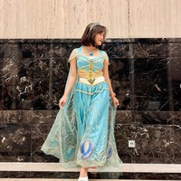 Penampilan Fuji bergaya ala putri Jasmine itu terlihat simpel dengan rambut pendeknya yang dibiarkan terurai dan pulasan makeup natural. Untuk melengkapi penampilannya, Fuji menambahkan aksesori berupa hiasan kepala dan kalung yang senada dengan kostum yang dikenakannya. Foto: Instagram/@fuji_an