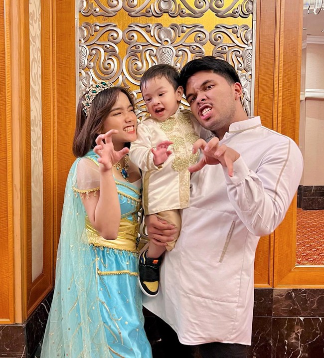 Seperti layaknya sebuah keluarga, Fuji, Thariq, dan Gala berhasil bikin netizen ikut baper. Banyak yang mendoakan kebahagiaan ketiganya dan berharap agar Fuji dan Thariq bisa langgeng. Foto: Instagram/@fuji_an