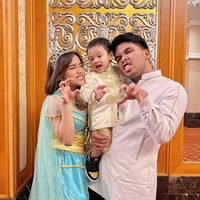 Seperti layaknya sebuah keluarga, Fuji, Thariq, dan Gala berhasil bikin netizen ikut baper. Banyak yang mendoakan kebahagiaan ketiganya dan berharap agar Fuji dan Thariq bisa langgeng. Foto: Instagram/@fuji_an