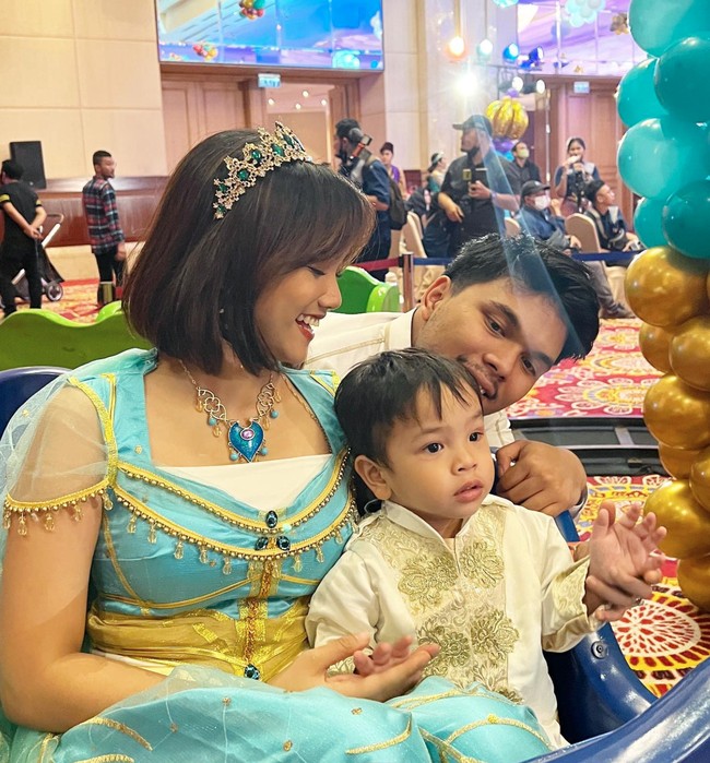 Penampilan Gala yang menggemaskan juga tak kalah mencuri perhatian. Anak dari mendiang Vanessa Angel dan Bibi Ardiansyah itu kini sudah semakin besar. Foto: Instagram/@fuji_an