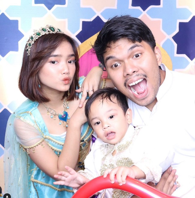 Penampilan Fuji saat menghadiri acara ulang tahun anak Ruben Onsu berhasil mencuri atensi. Ditemani Thariq Halilintar dan keponakan kesayangannya, Gala Sky, Fuji tampil bak putri Jasmine di negeri dongeng. Foto: Instagram/@fuji_an